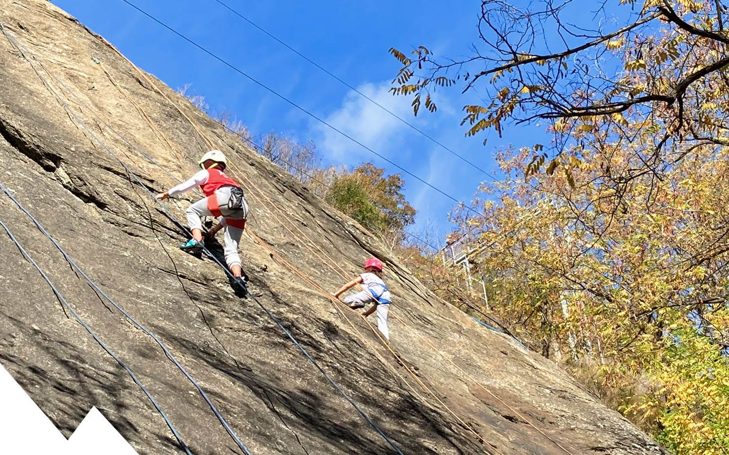 grimpeur mettant une dégaine à dorénaz en valais lors d'un cours d'escalade donné par lionel bonvin