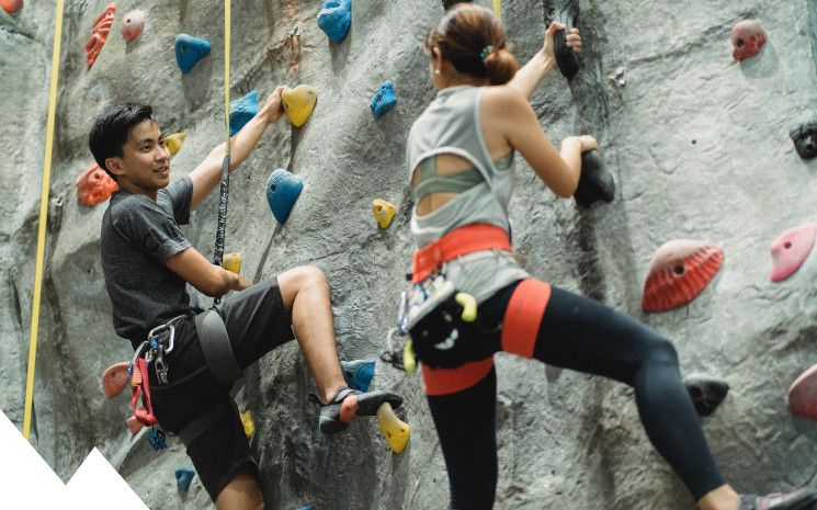 grimpeur au rawyl en valais lors d'un cours d'escalade donné par lionel bonvin