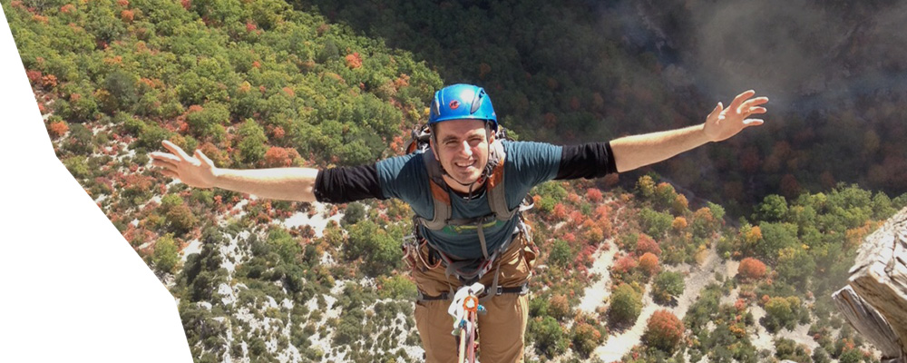 lionel bonvin au sommet d'une voie lors d'un cours d'escalade
