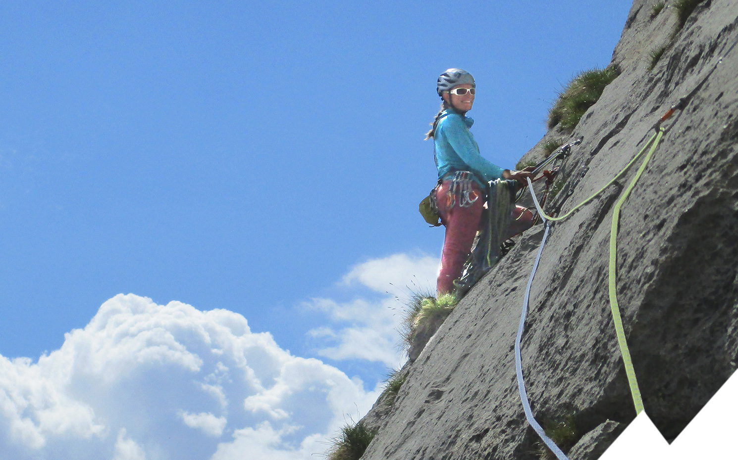 grimpeur dans une longue voie participant &agrave; un cours avec lionel bonvin 