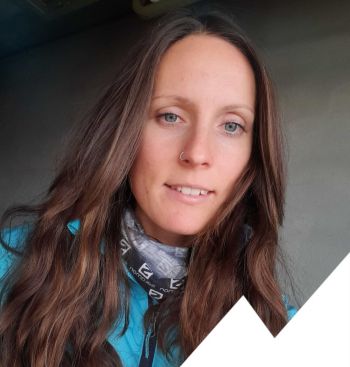 lionel bonvin au sommet d'une voie lors d'un cours d'escalade